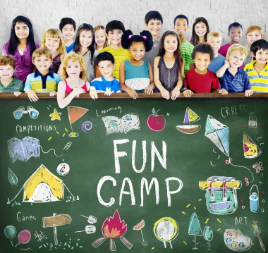 Gülümseyen şirin farklı çocuklar