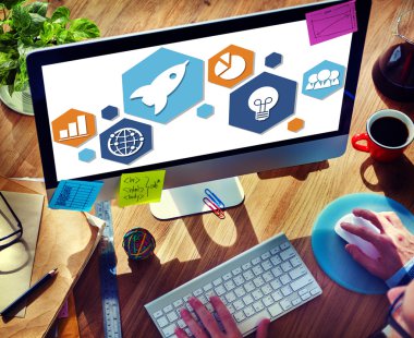 Bilgisayar kullanan adam 