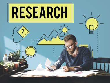 Not Çalışma masasında adam