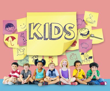 Çeşitlilik çocuk birlikte oturan