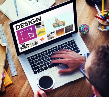 Dizüstü bilgisayar kullanan iş adamı