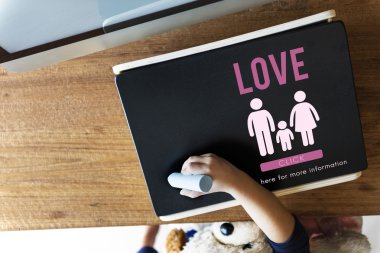 Kız grafik panelini kullanma