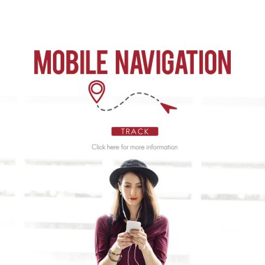 Akıllı telefon tarama şapkalı kadın