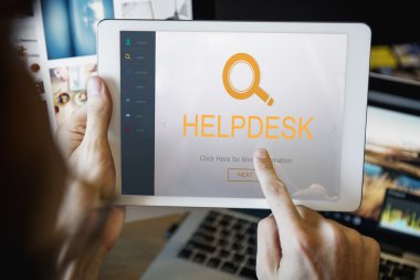 Tablet ekran dokunaklı adam