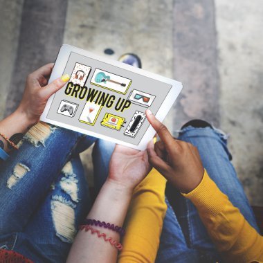 Dijital tanlet kullanan öğrenciler