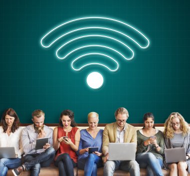 aygıtlar ve kablosuz teknoloji ile insanlar oturup