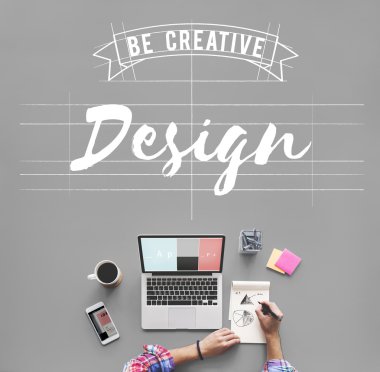 Laptop ile çalışma masası üzerinde