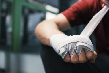 Atletik adam boks eğitimi