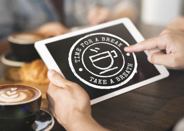 Adam kafede dijital tablet kullanma