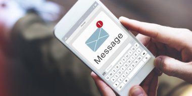 kişi holding akıllı telefon