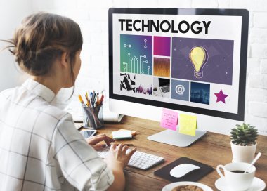 Genç kız çalışma tasarım stüdyosu