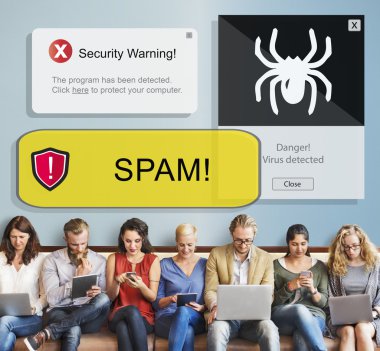 aygıtlar ve spam ile insanlar oturup