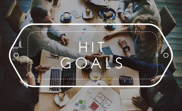 Negócio de pessoas com aperto de mão e Hit Goals — Fotografia de Stock