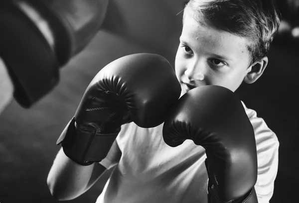 Jongen opleiding boksen met leraar — Stockfoto