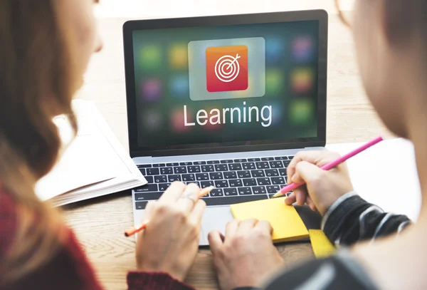 Studenten meisjes werken met laptop — Stockfoto