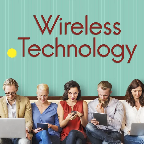 Folk sitter med enheter och trådlös teknik — Stockfoto