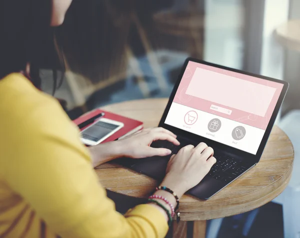 Donna con laptop e telefono — Foto Stock