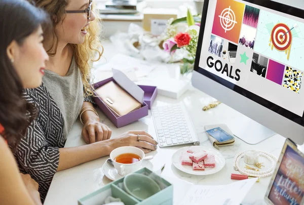 Mulheres falando e usando computador — Fotografia de Stock