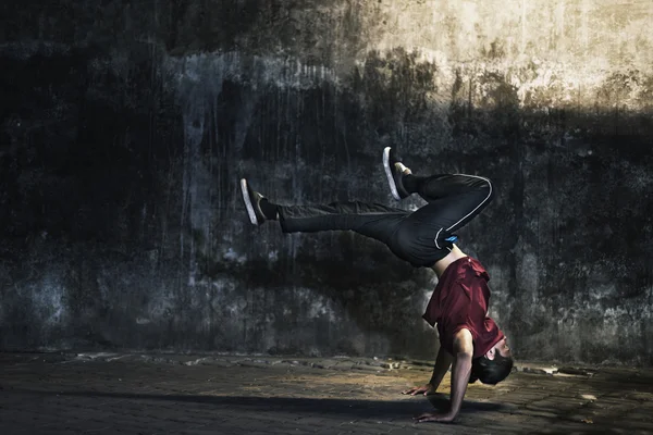 Guy bailando breakdance — Foto de Stock