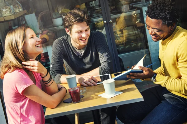 Freunde trinken Kaffee — Stockfoto