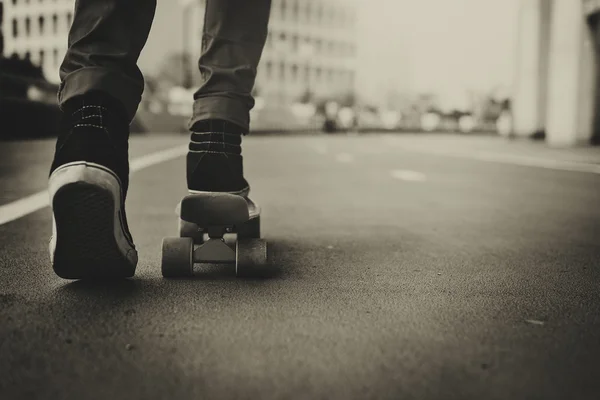 Uomo a cavallo su skateboard — Foto Stock