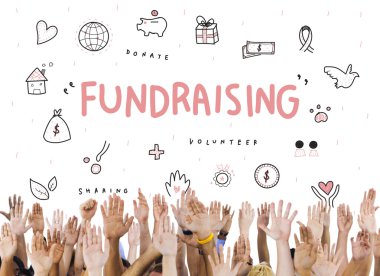 Çok ırklı insanlar kadar eller yükselterek 