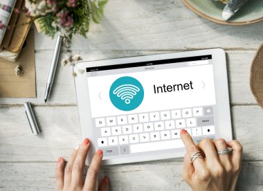 Tablet pc ekran dokunaklı kadın