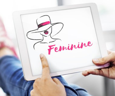 Dijital tablet elinde olan kişi
