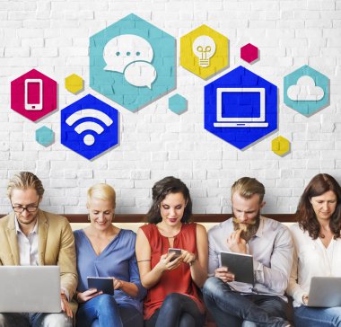 aygıtlar ve bilgi ile insanlar oturup