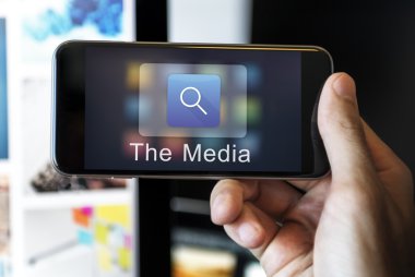 Akıllı telefon tutan adam.