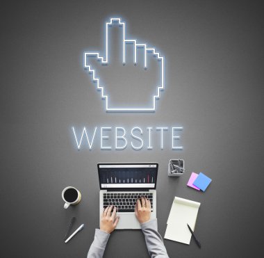Laptop ile çalışma masası üzerinde