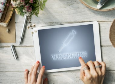 Tablet kullanan kadın 