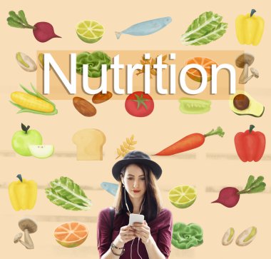 Akıllı telefon tarama şapkalı kadın