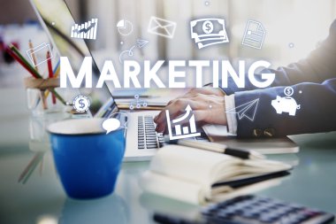 İşadamı dizüstü bilgisayarla çalışıyor