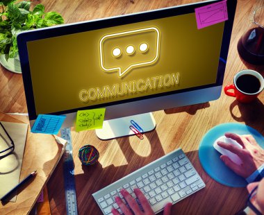 Bilgisayar kullanan adam 