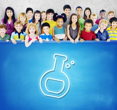 Gülümseyen şirin farklı çocuklar