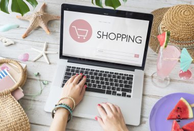 Dizüstü bilgisayarda yazan kadın klavyesi