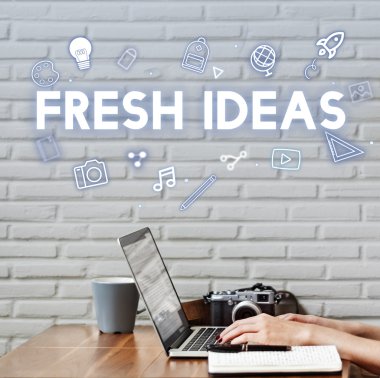 Dizüstü bilgisayarda yazan kadın klavyesi