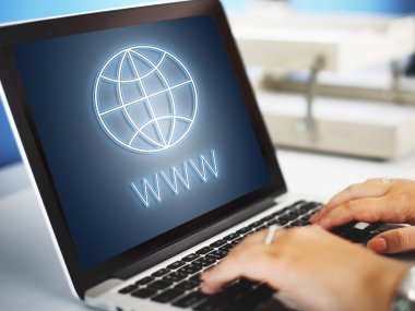 Dizüstü bilgisayar kullanan kadın 