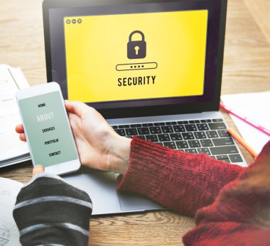 Öğrenci kızlar laptop ile çalışma