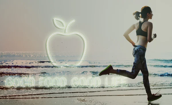 Femme en leggings courir sur la plage — Photo