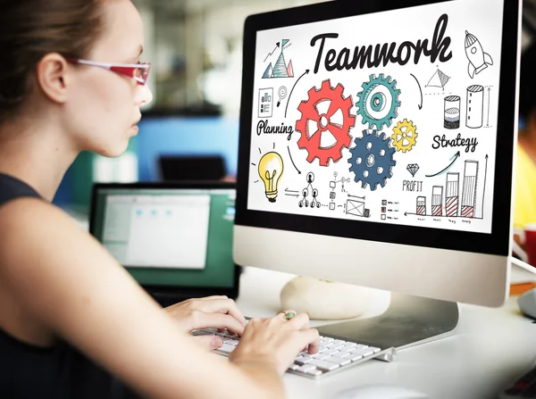 Mujer de negocios que trabaja en la computadora con Teamwor — Foto de Stock