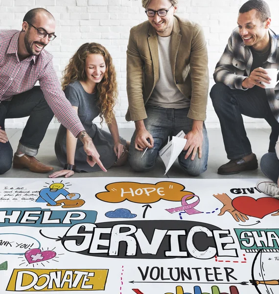 Ontwerpers werken met poster en service — Stockfoto