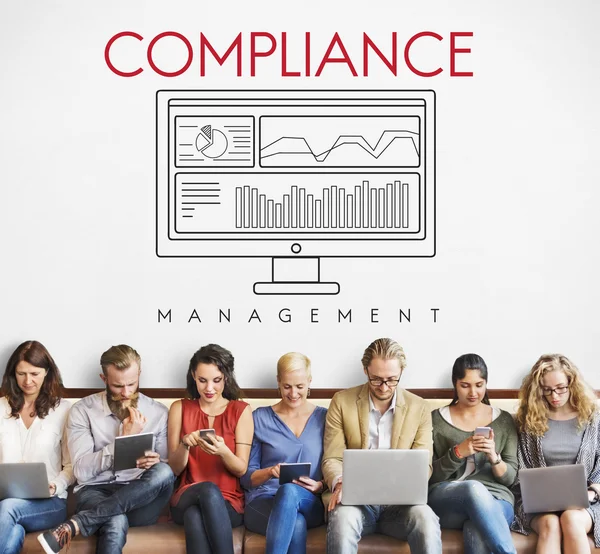 Mensen zitten met apparaten en Compliance — Stockfoto
