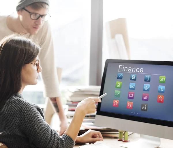 Mulher mostrando no monitor com finanças — Fotografia de Stock