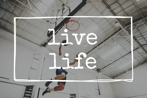 Hombre haciendo slam dunk — Foto de Stock