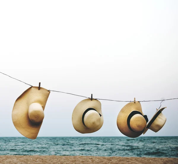 Hängande hatt på stranden — Stockfoto