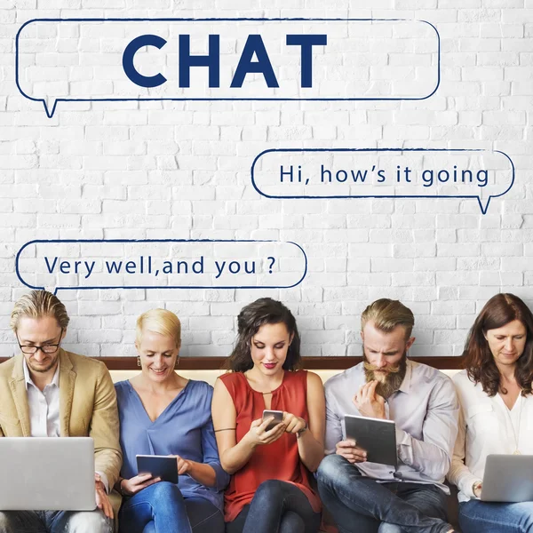 Persone sedersi con i dispositivi e Chat — Foto Stock