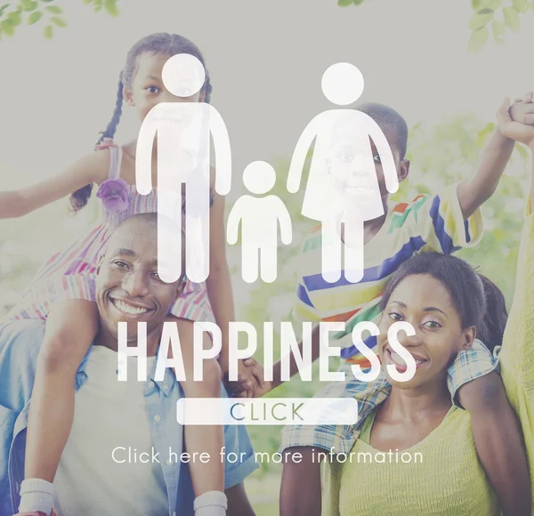 Família africana feliz no parque — Fotografia de Stock