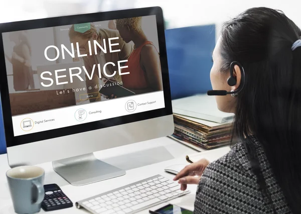 Geschäftsfrau arbeitet am Computer mit Online-Service — Stockfoto